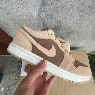 Nike Air Jordan 1 Low بيج بني سويد لايف ستايل سنيكر