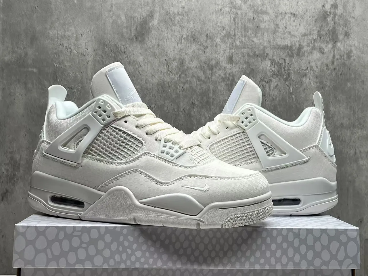 Nike Air Jordan 4 Monochrome White 篮球鞋 3