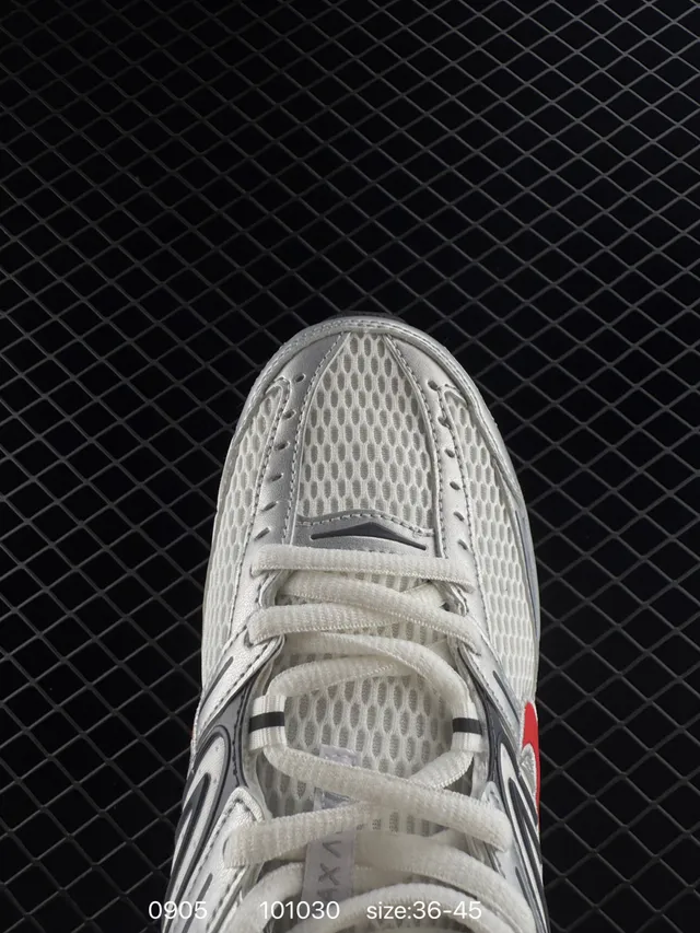 Nike Air Max Moto 2K Tênis de corrida brancos e cinza low-top de malha e sobreposição de materiais sintéticos 3