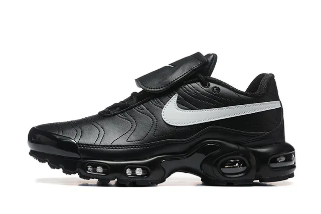 Nike Air Tuned Max Black and White Lifestyle Sneakers 12