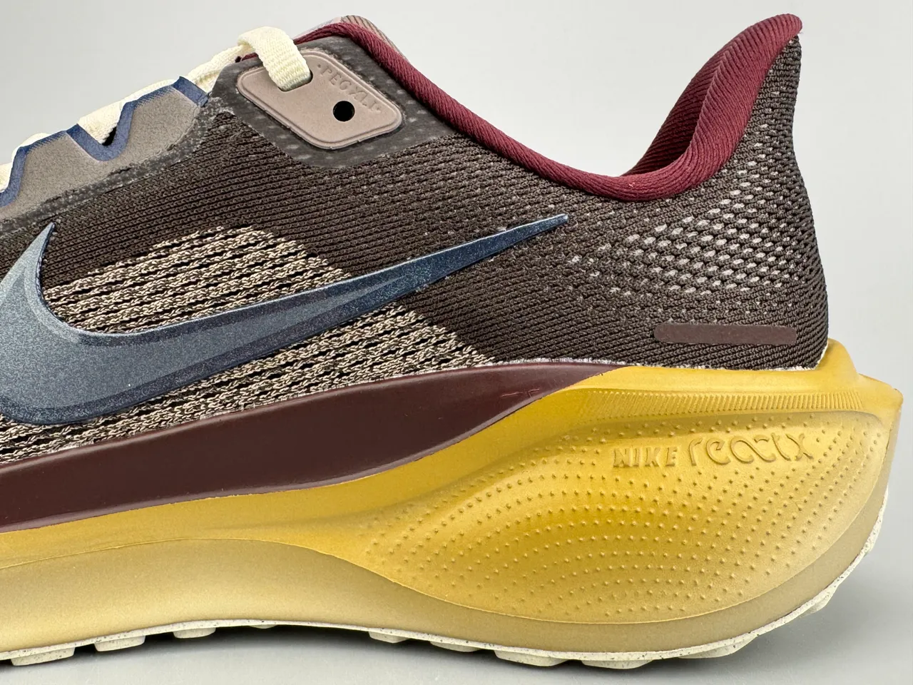 Nike Air Zoom Pegasus Marrón Borgoña Parte superior de malla ingenieril Superposiciones sintéticas en capas Zapatos de running 5