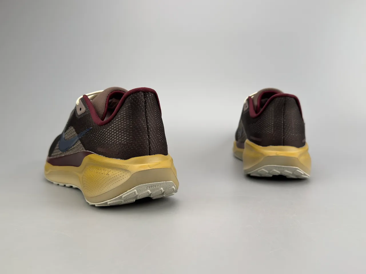 Nike Air Zoom Pegasus Marrón Borgoña Parte superior de malla ingenieril Superposiciones sintéticas en capas Zapatos de running 8