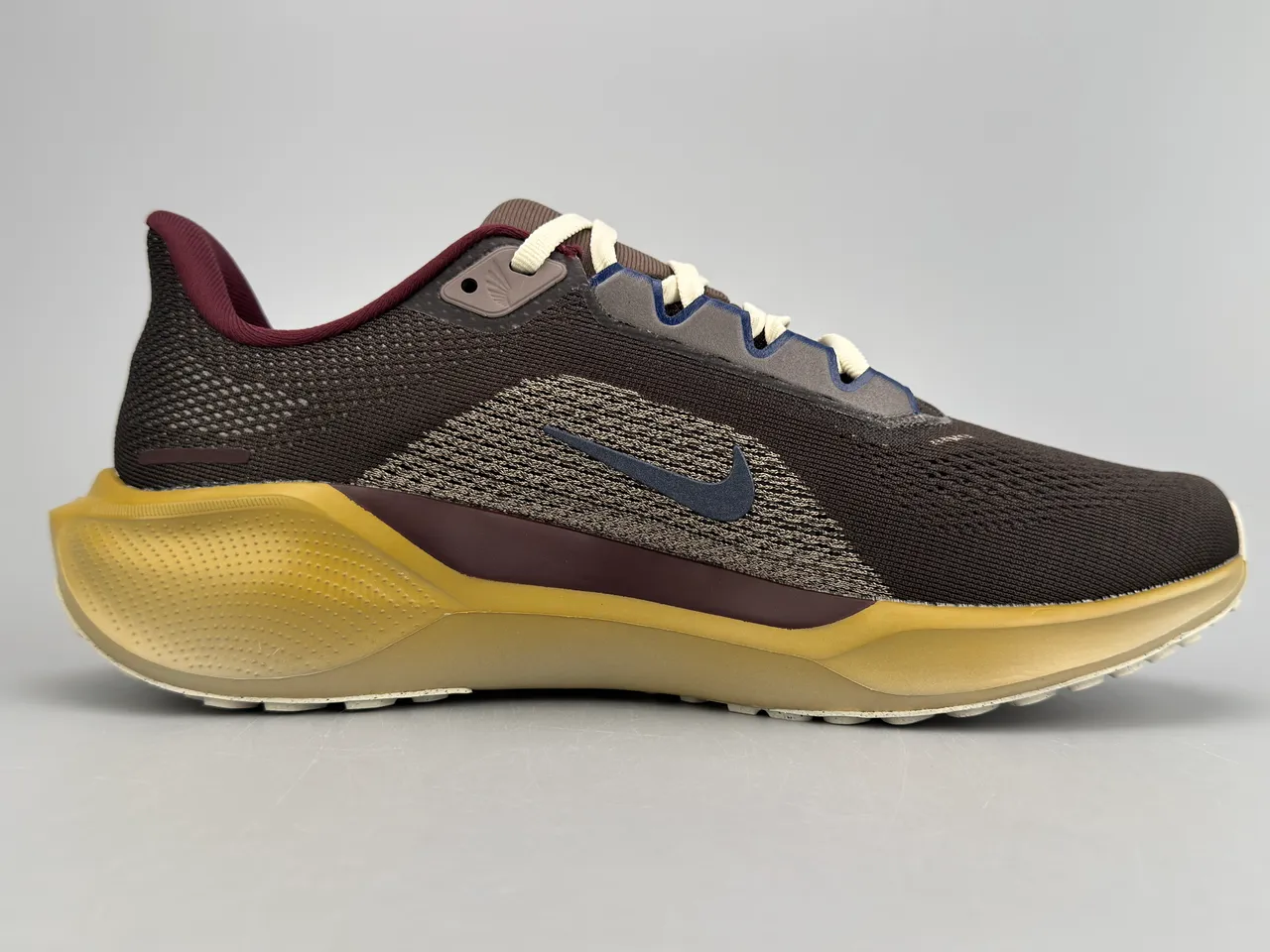 Nike Air Zoom Pegasus Marrón Borgoña Parte superior de malla ingenieril Superposiciones sintéticas en capas Zapatos de running 10
