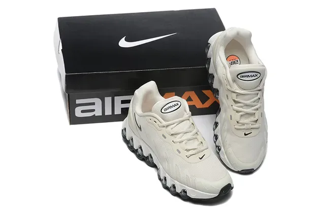 Nike বেইজ ব্ল্যাক লো-টপ লেয়ার্ড মেশ-সিন্থেটিক আপার স্নিকার 2