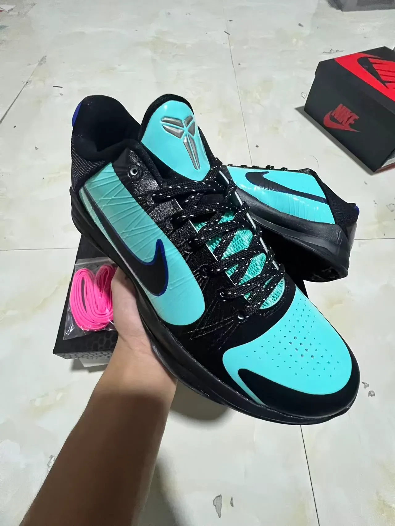 Nike 黑蓝低帮合成覆盖篮球鞋 2