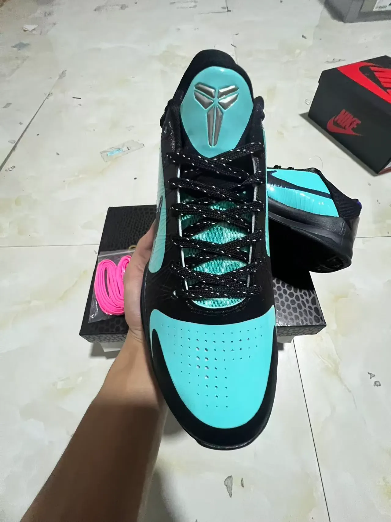 Nike 黑蓝低帮合成覆盖篮球鞋 3
