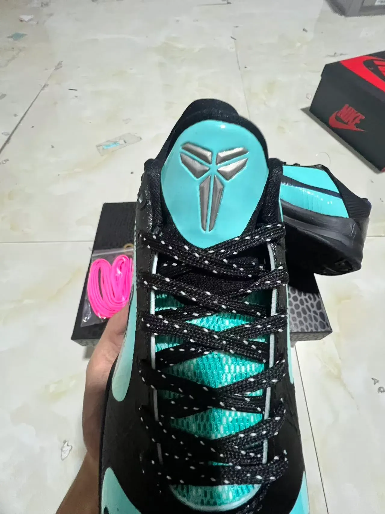Nike 黑蓝低帮合成覆盖篮球鞋 4