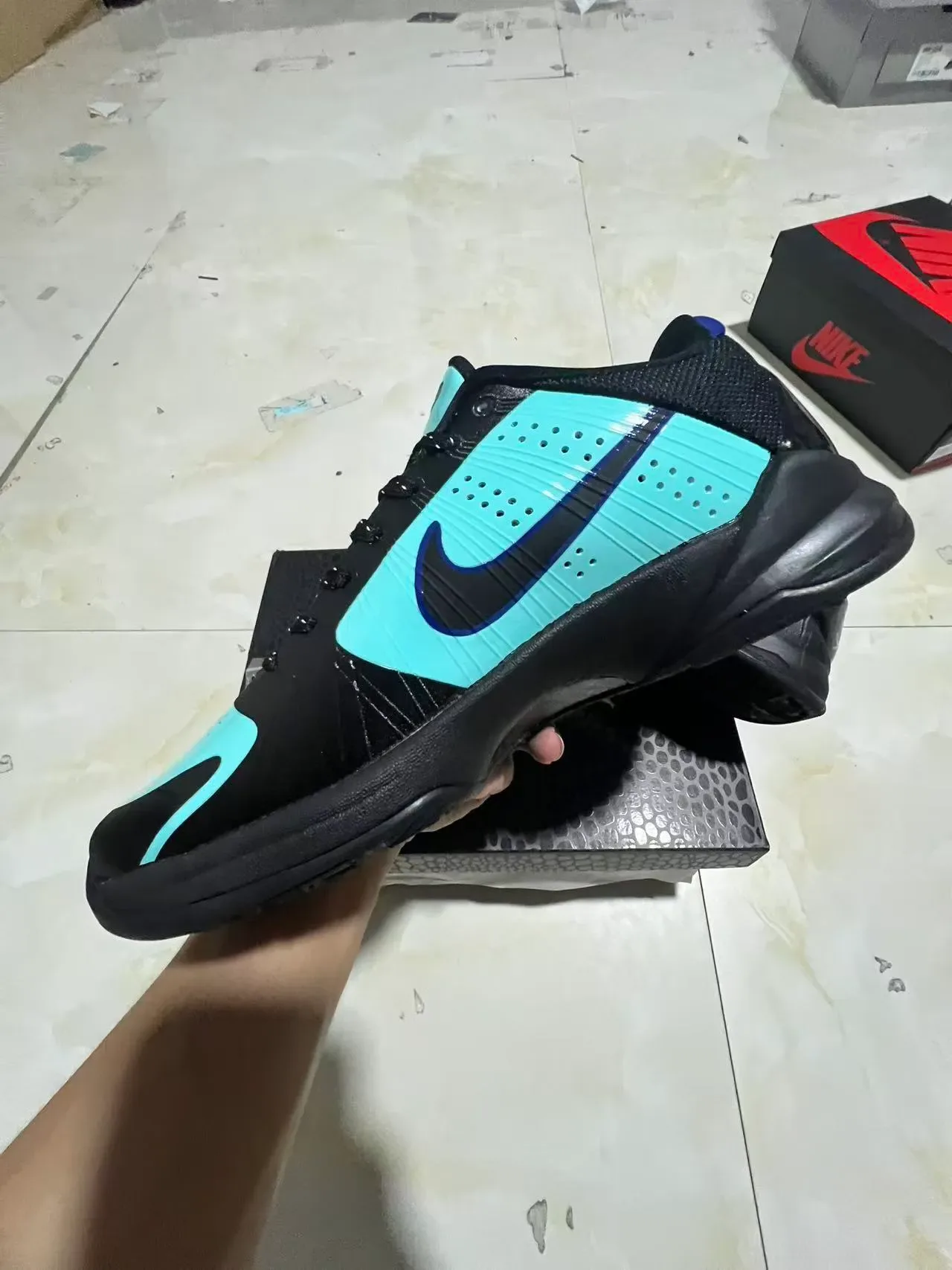 Nike 黑蓝低帮合成覆盖篮球鞋 5