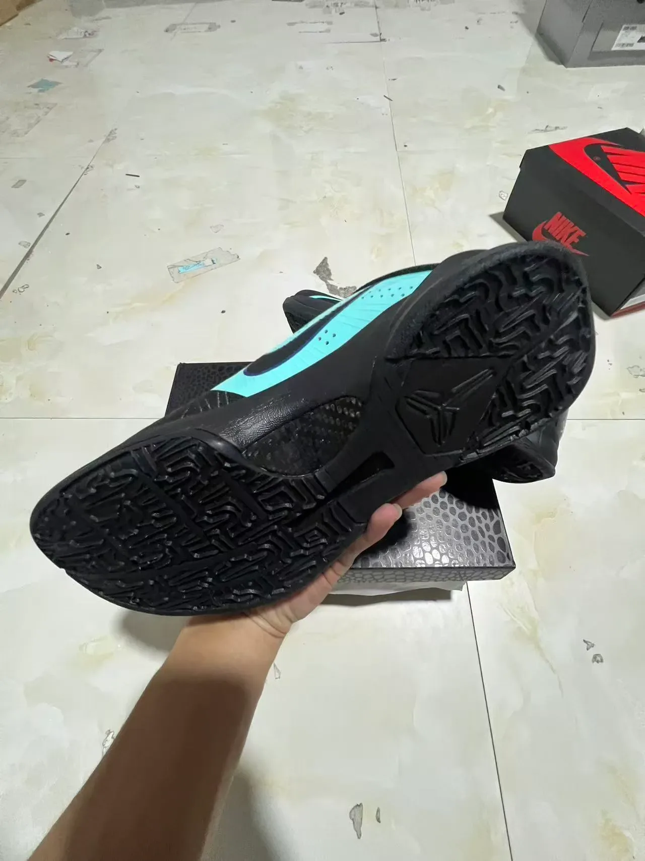 Nike 黑蓝低帮合成覆盖篮球鞋 6