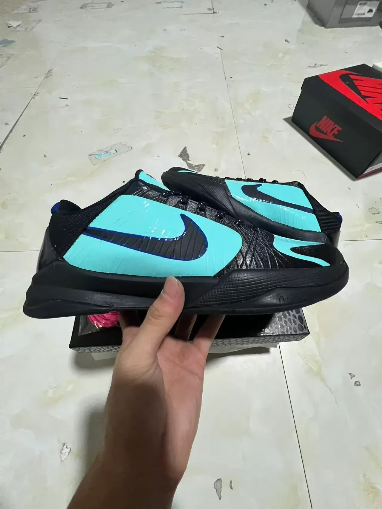 Nike 黑蓝低帮合成覆盖篮球鞋 7