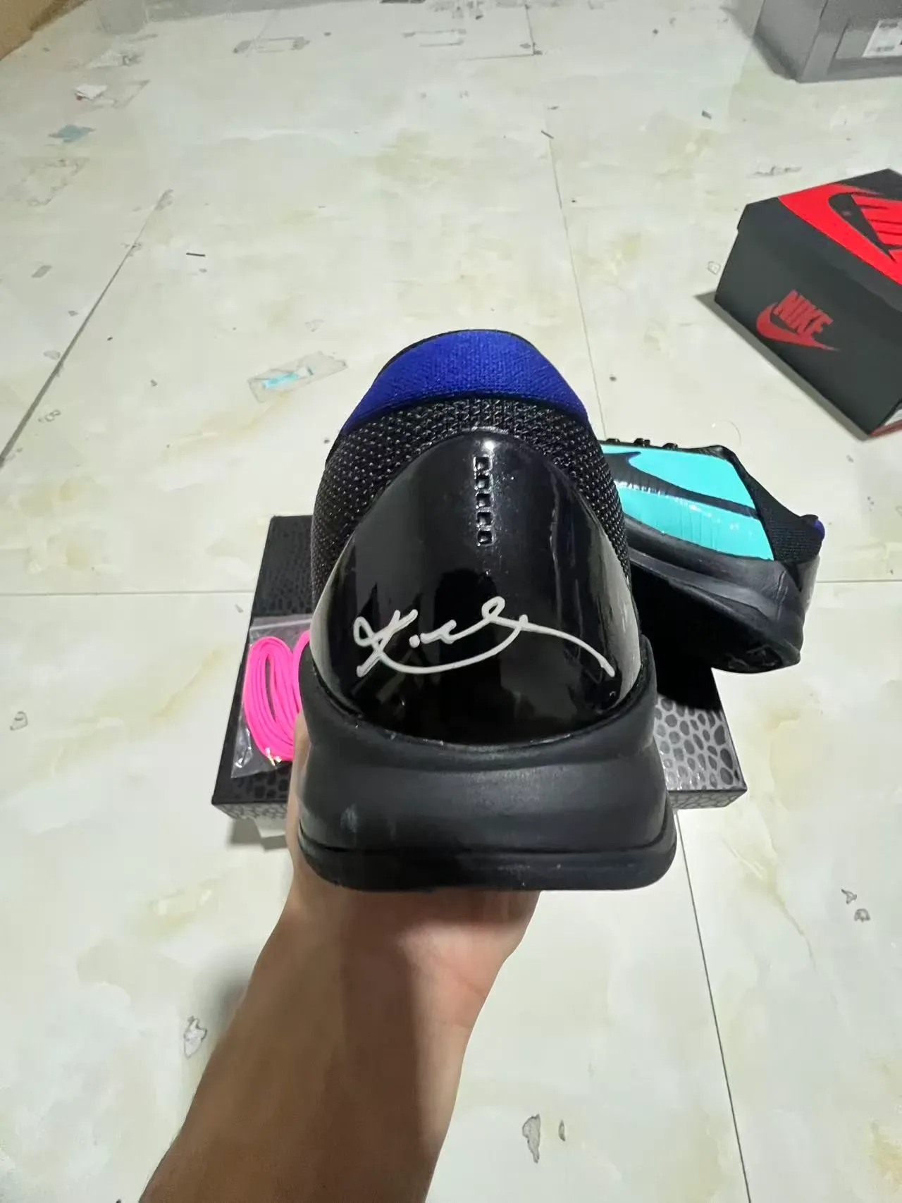 Nike 黑蓝低帮合成覆盖篮球鞋 8
