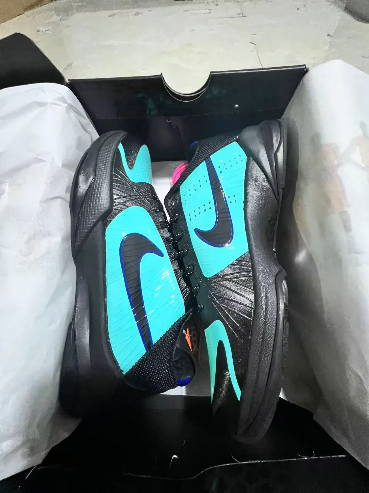 Nike 黑蓝低帮合成覆盖篮球鞋 9