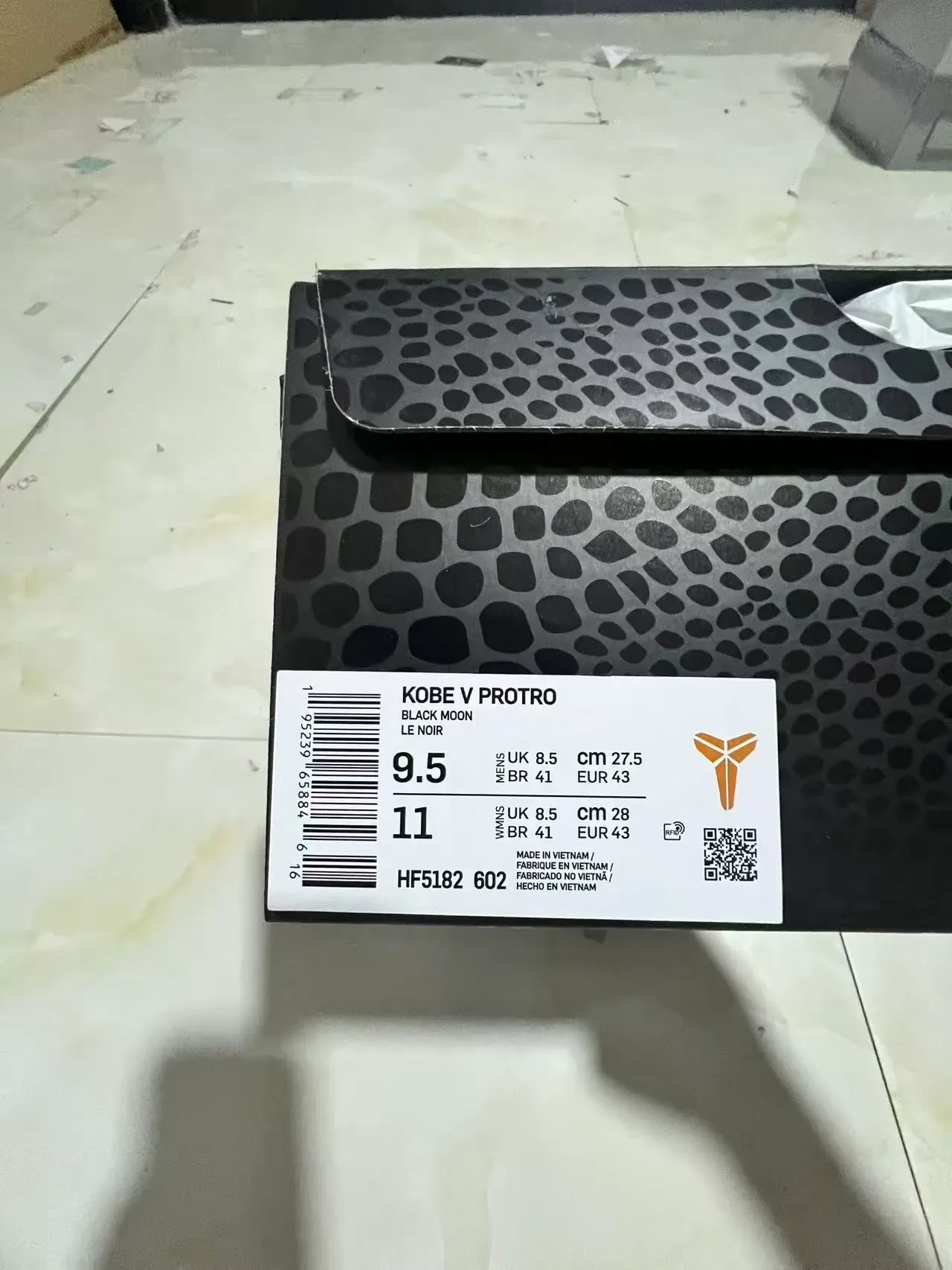 Nike 黑蓝低帮合成覆盖篮球鞋 10