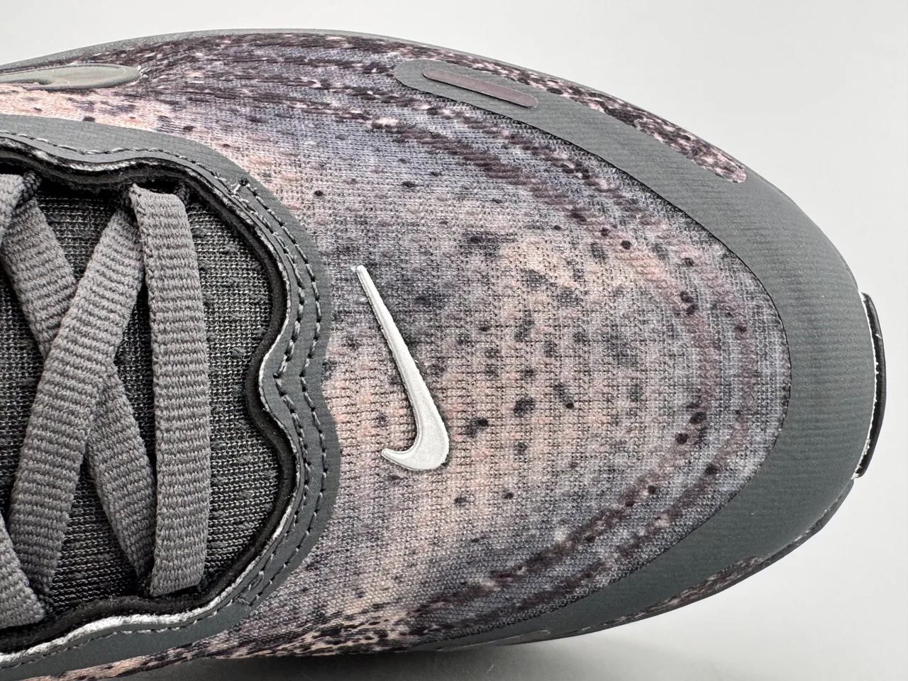 Nike أسود فضي مصمم محبك العلوي منقط فحمي أحذية جري 4
