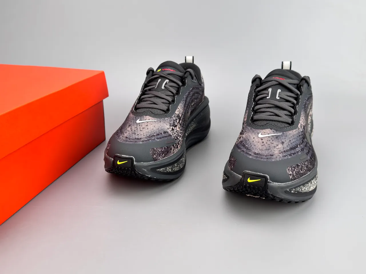 Nike أسود فضي مصمم محبك العلوي منقط فحمي أحذية جري 5