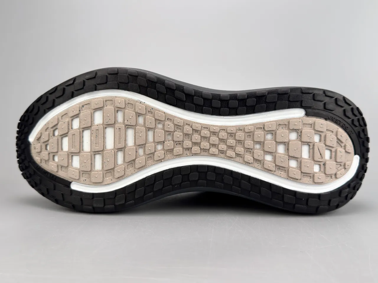 Nike أسود فضي مصمم محبك العلوي منقط فحمي أحذية جري 6