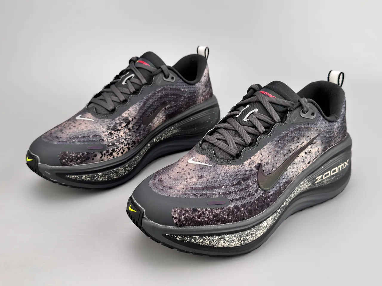 Nike أسود فضي مصمم محبك العلوي منقط فحمي أحذية جري 7