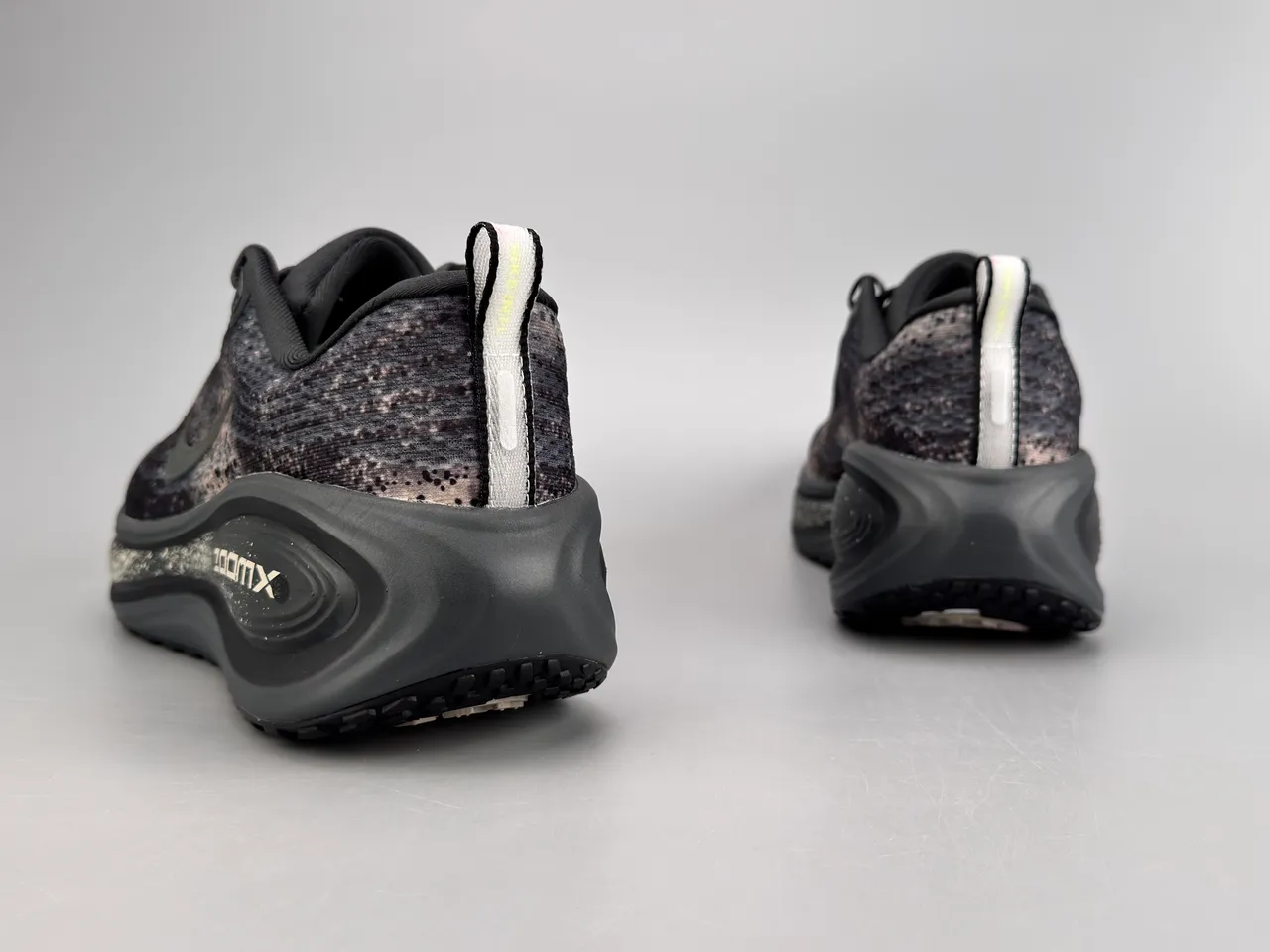 Nike أسود فضي مصمم محبك العلوي منقط فحمي أحذية جري 8