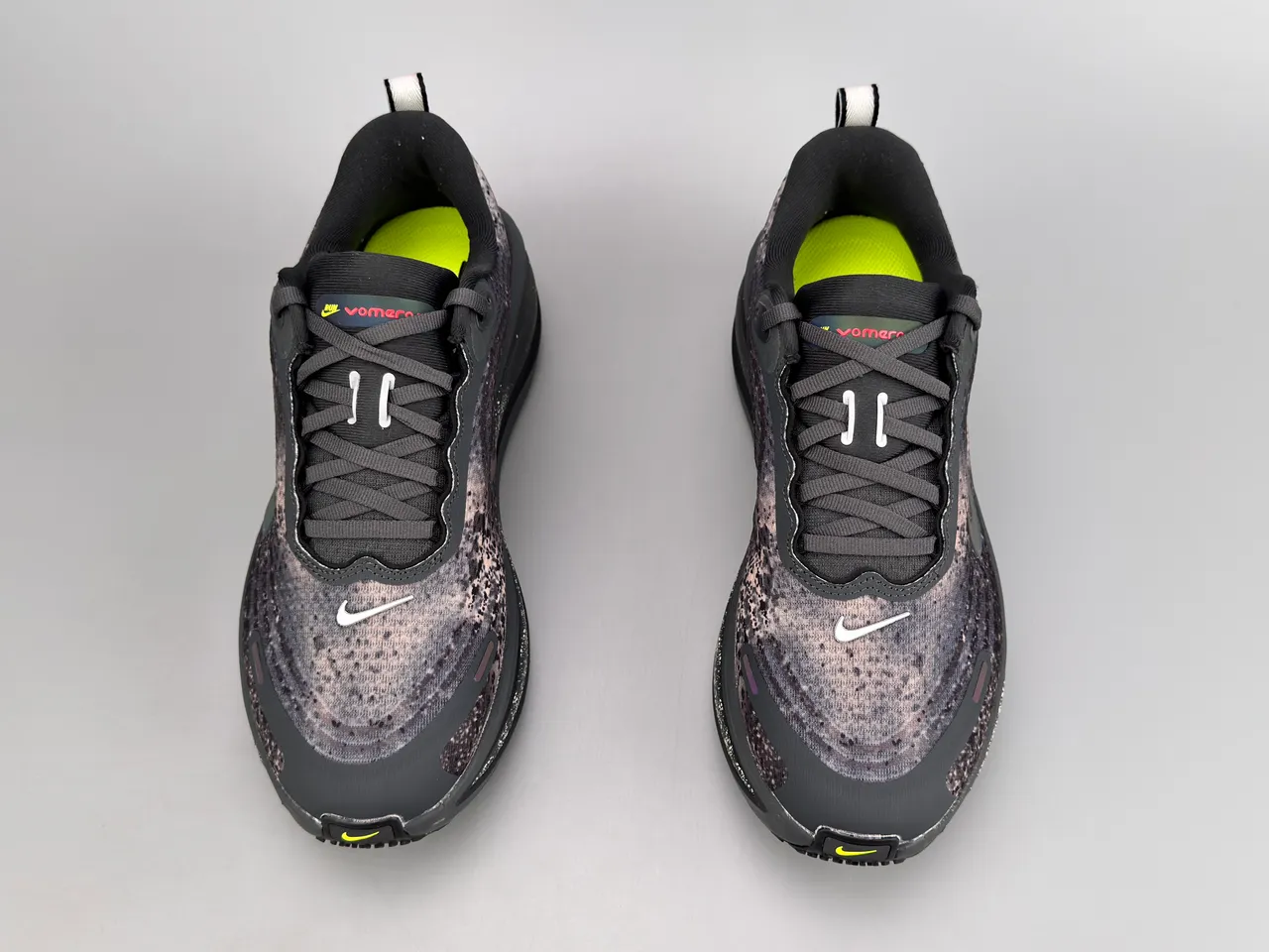 Nike أسود فضي مصمم محبك العلوي منقط فحمي أحذية جري 9