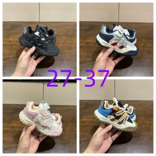 Nike Tênis Chunky com Solado Preto e Prateado, Camadas Sintéticas Sobrepostas