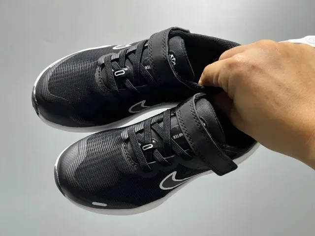 Nike Chaussures Lifestyle Noir et Blanche Low-Top avec Upper en Maille 12