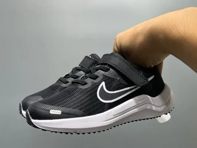 Nike Chaussures Lifestyle Noir et Blanche Low-Top avec Upper en Maille 13