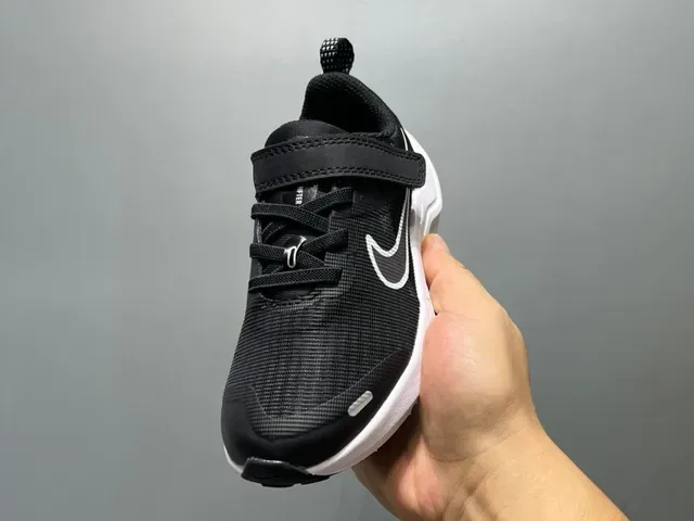Nike Chaussures Lifestyle Noir et Blanche Low-Top avec Upper en Maille 14