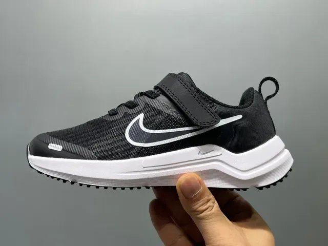 Nike Chaussures Lifestyle Noir et Blanche Low-Top avec Upper en Maille 15