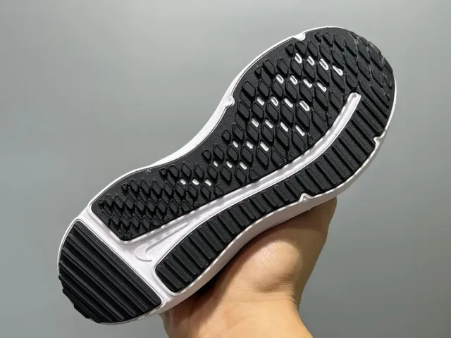 Nike Chaussures Lifestyle Noir et Blanche Low-Top avec Upper en Maille 16