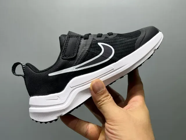 Nike Chaussures Lifestyle Noir et Blanche Low-Top avec Upper en Maille 17