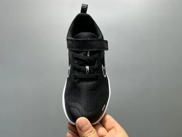 Nike Chaussures Lifestyle Noir et Blanche Low-Top avec Upper en Maille 19