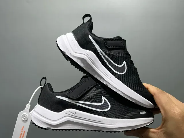 Nike Chaussures Lifestyle Noir et Blanche Low-Top avec Upper en Maille 20