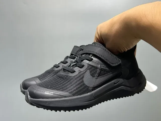 Nike Chaussures Lifestyle Noir et Blanche Low-Top avec Upper en Maille 22