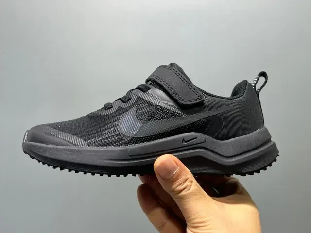 Nike Chaussures Lifestyle Noir et Blanche Low-Top avec Upper en Maille 24