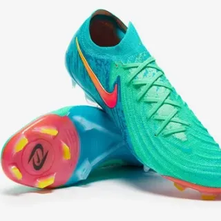 Nike Chaussures de football avec empeine en maille bleu rose dégradé sur terrain ferme