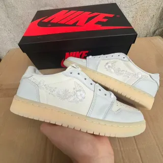 نایک Dunk Low بيج وايت نقش زهور مطرزة علي جلدي حذاء نمط حياة رياضي