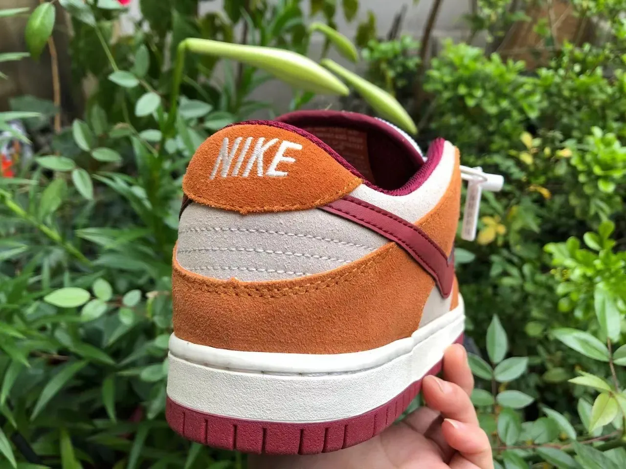 Nike Dunk Low नारंगी और मरून स्यूड लाइफस्टाइल स्नीकर 2