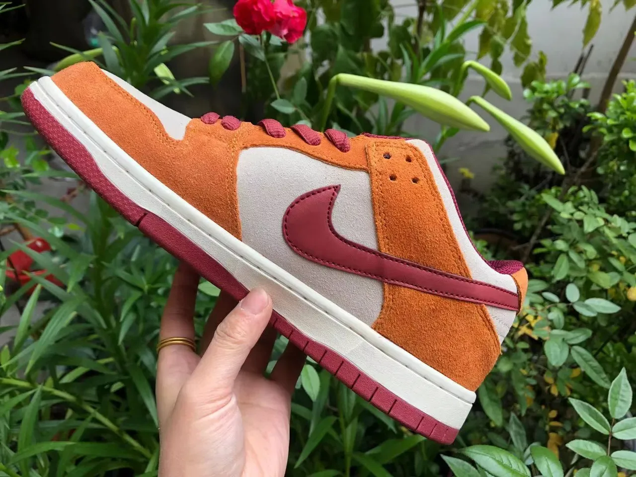 Nike Dunk Low नारंगी और मरून स्यूड लाइफस्टाइल स्नीकर 5