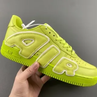 Tênis Nike verde branco low-top oversized costurado logo AIR lifestyle