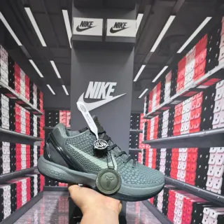 Nike Kobe Zapatillas de Baloncesto con parte superior de patrón de escala texturizada medallón circular en verde del ejército gris