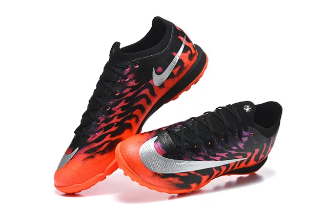 Nike Tênis de futebol turf laranja preto com estampagem de chama na parte superior Swoosh prateado metálico 2