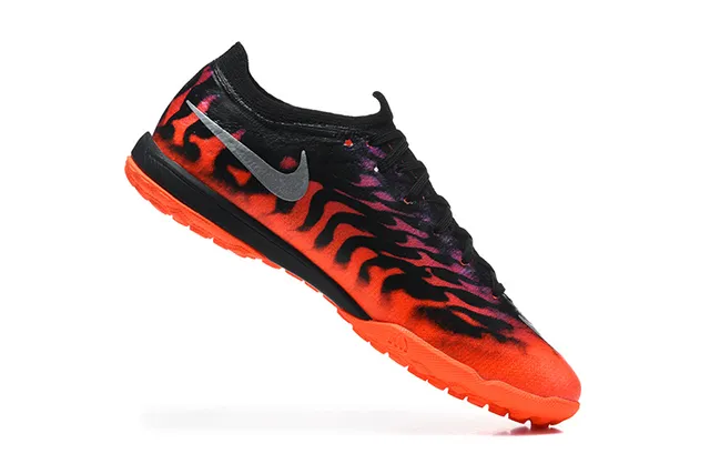 Nike Tênis de futebol turf laranja preto com estampagem de chama na parte superior Swoosh prateado metálico 3