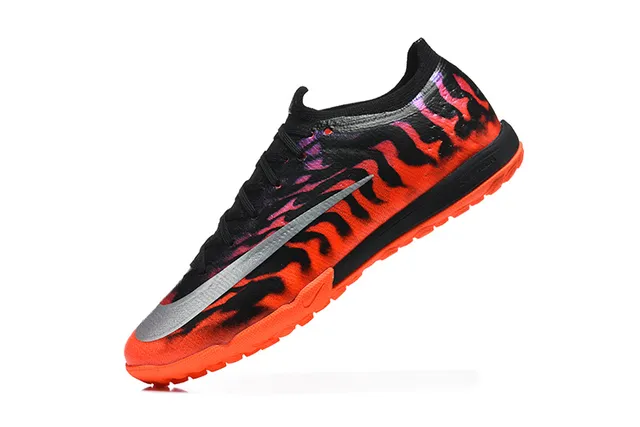 Nike Tênis de futebol turf laranja preto com estampagem de chama na parte superior Swoosh prateado metálico 4