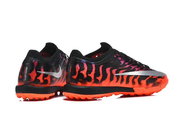 Nike Tênis de futebol turf laranja preto com estampagem de chama na parte superior Swoosh prateado metálico 5