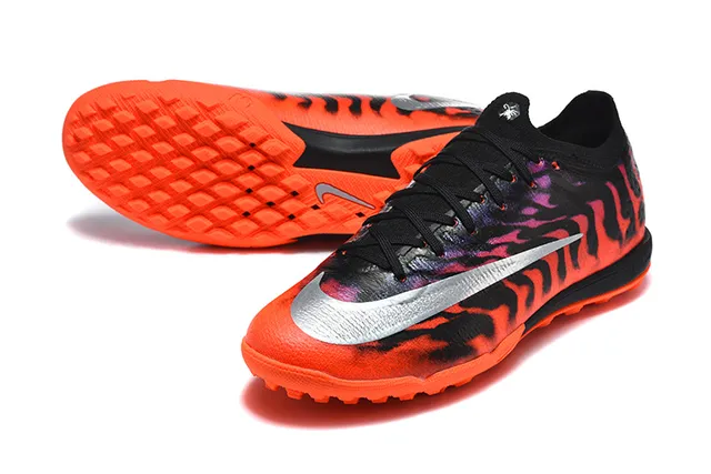 Nike Tênis de futebol turf laranja preto com estampagem de chama na parte superior Swoosh prateado metálico 6