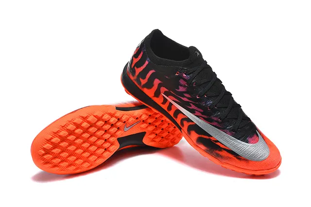 Nike Tênis de futebol turf laranja preto com estampagem de chama na parte superior Swoosh prateado metálico 7