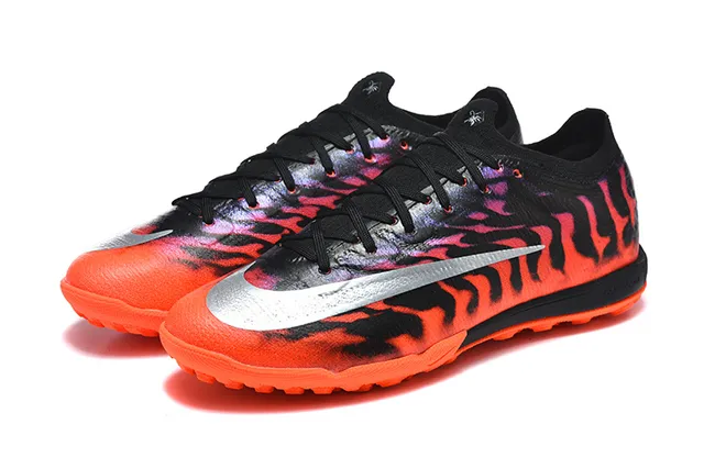 Nike Tênis de futebol turf laranja preto com estampagem de chama na parte superior Swoosh prateado metálico 8