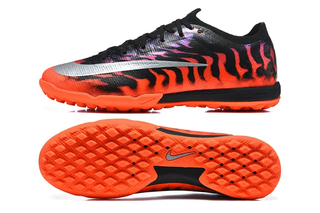 Nike Tênis de futebol turf laranja preto com estampagem de chama na parte superior Swoosh prateado metálico 9