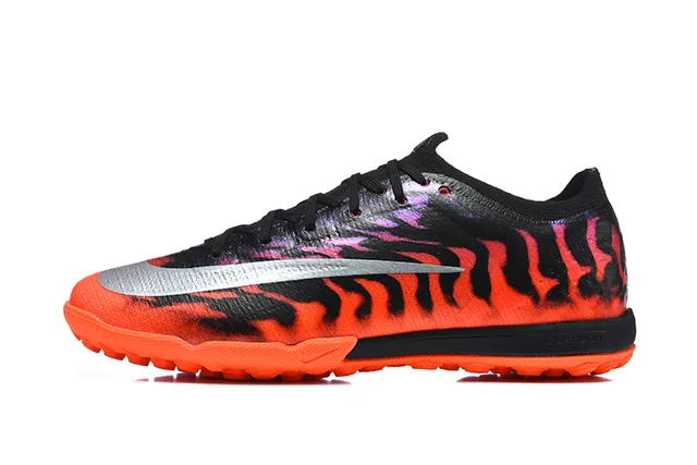 Nike Tênis de futebol turf laranja preto com estampagem de chama na parte superior Swoosh prateado metálico 10