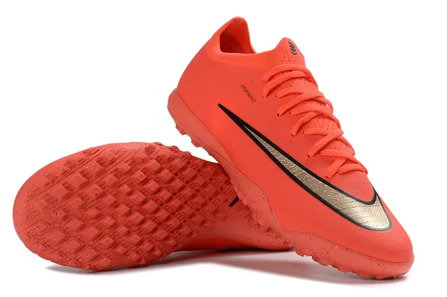 Nike Sapatos de futebol para gramado com parte superior em malha e gola baixa em laranja e dourado 2